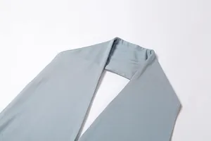 Vue détaillée de l'encolure licou bleu clair d'un body sexy avec dos nu élégante