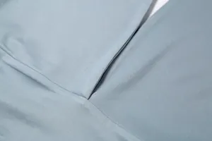 Vue détaillée des coutures fines et de la texture douce du tissu de la robe bleu clair