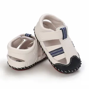 Sandalias suaves para bebés de 0 a 1 año en blanco con rayas azul marino para aprender.