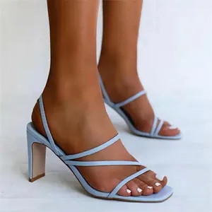 Nahaufnahme eleganter hellblauer Riemchensandalen mit bequemem Blockabsatz für Damen