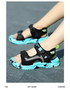 Detailansicht der blauen und schwarzen Kindersandalen mit Netzriemen