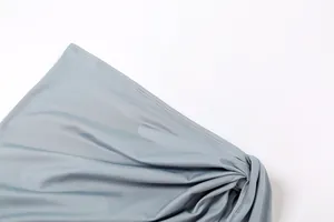 Gros plan sur un tissu extensible bleu doux avec des coutures professionnelles à double aiguille