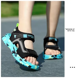 Nahaufnahme von leichten Kindersandalen für den Sommer mit Camo-Sohle am Modell