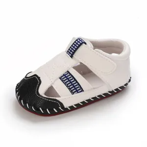 Sandalias blancas cómodas para bebé con puntera negra y correas a cuadros azules
