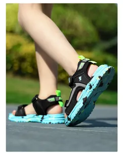 Nahaufnahme der Seitenansicht und der blau gemusterten Sohle der Kinder-Sportsandalen.