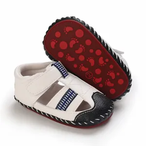 Detalle de zapatos de verano transpirables para bebé con suela de goma suave roja