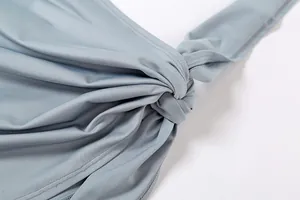 Vue détaillée du design élégant à nœud sur un body d'été bleu clair
