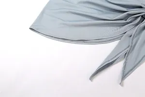 Vue détaillée montrant les coutures fines et le tissu doux de l'ensemble jupe bleue