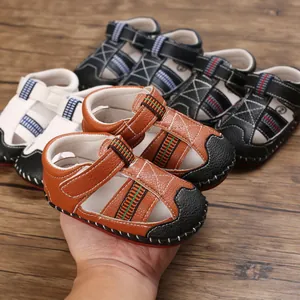 Primer plano de sandalias de verano para bebé transpirables con suelas de goma suave de colores