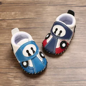 Detailansicht von handgefertigten Baby-Lauflernschuhen im Cartoon-Auto-Design mit weicher Sohle.