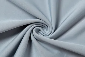 Gros plan détaillé montrant la texture du tissu tricoté bleu clair doux et respirant pour vêtements