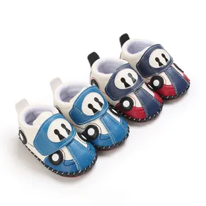 Detailansicht von Cartoon-Auto Baby-Lauflernschuhen mit weicher Sohle und Handnähten