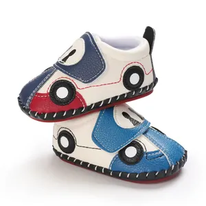 Detaillierte Ansicht der Baby-Lauflernschuhe im Autodesign mit weicher Sohle und bunten Farben