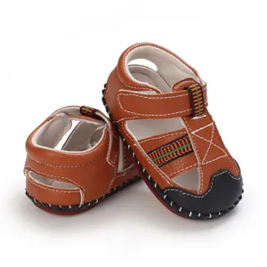 Detalle en primer plano de sandalias de verano para bebé con suelas de goma y cierre velcro