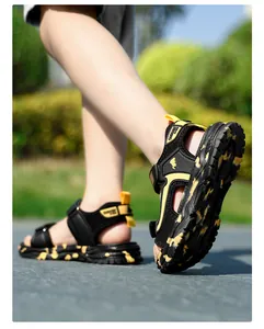 Detailansicht leichter Kindersandalen mit gelben Akzenten und weicher, fester Sohle.
