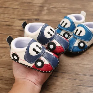 Detailansicht niedlicher handgemachter Cartoon-Auto Baby-Lauflernschuhe mit weicher Sohle