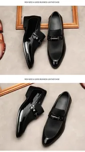 Detailaufnahme schwarzer Herrenschuhe mit Pferdehaarstruktur und Metallbesatz Details.