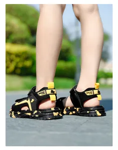 Rückansicht von langlebigen schwarzen Kindersandalen mit gelber Camouflage-Sohle