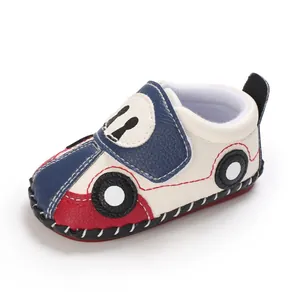 Detail eines Cartoon-Auto-Designs auf weichen Baby-Lauflernschuhen in Blau und Weiß