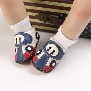 Nahaufnahme von Cartoon-Auto Baby-Lauflernschuhen mit weicher Sohle