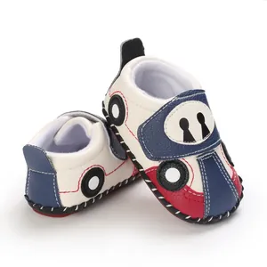 Detailansicht der handgefertigten Auto-Babyschuhe mit weicher Sohle für Kleinkinder