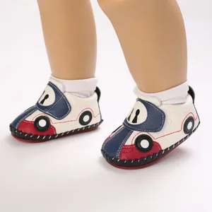 Detailansicht handgefertigter Krabbelschuhe im Auto-Design mit weicher Sohle für Babys
