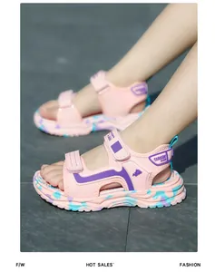 Nahaufnahme von rosa Kindersandalen mit weicher Dämpfung und sportlicher Camouflage-Sohle