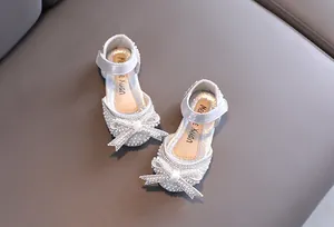 Eleganti scarpe da ballo argentate per bambine con fiocchi di perle e strass luccicanti