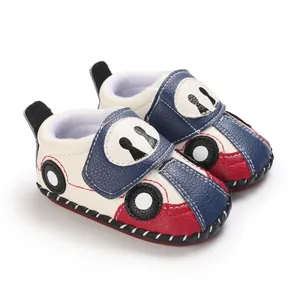 Detailansicht der Lauflernschuhe für Babys mit weicher Sohle und süßem Auto-Designmuster.