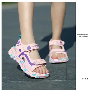 Nahaufnahme von rosa Kinder-Sportsandalen mit weichen Tarnsohlen für den Sommer