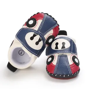 Cartoon-Auto Babyschuhe mit weichen Sohlen in leuchtenden Farben Rot und Blau