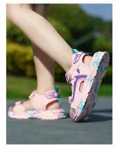 Detailansicht der leichten rosa Kindersandalen mit weicher Sohle im Camouflage-Muster