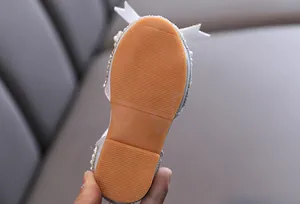 Vista dettagliata della suola antiscivolo per scarpe da principessa con strass da bambina