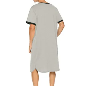 Vue arrière détaillée d'une chemise de nuit grise longue pour homme avec détails noirs