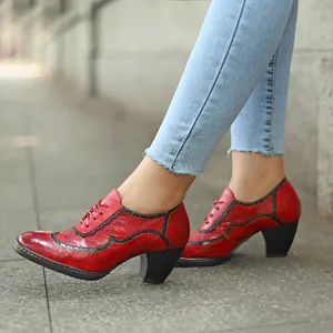 Vue détaillée des escarpins ethniques vintage rouges avec motifs floraux gaufrés