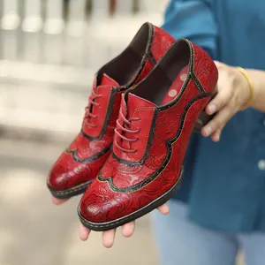 Vue détaillée de chaussures rouges à talons hauts de style ethnique vintage fleuri.