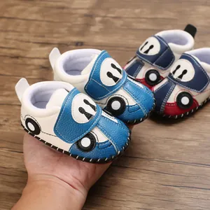 Detaillierte Nahaufnahme von Cartoon-Auto-Babyschuhen mit weicher Sohle für Babys