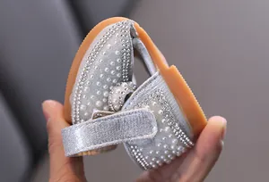 Dettaglio scarpa principessa argento con suola flessibile e decorazioni di perle