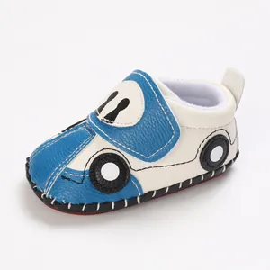 Seitenansicht von handgefertigten weichen Babyschuhen mit süßem blauem Cartoon-Auto-Design