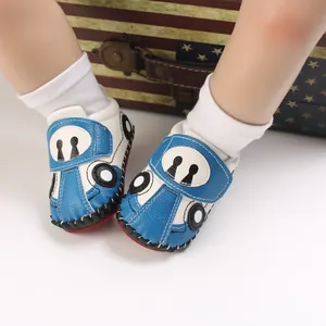Detailansicht von blauen Baby-Lauflernschuhen mit weicher, rutschfester Gummisohle