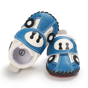 Detailaufnahme der blau-weißen Baby-Lauflernschuhe mit weicher Sohle im Autodesign