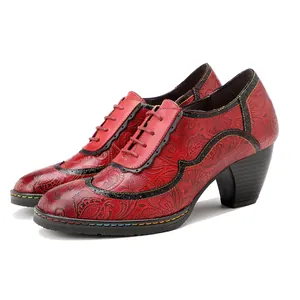 Vue détaillée des escarpins rouges rétro ethniques à lacets et motifs embossés pour femme.