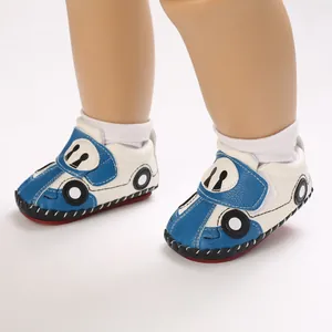 Detail von blauen Cartoon-Auto Babyschuhen mit weicher Sohle und weißen Socken