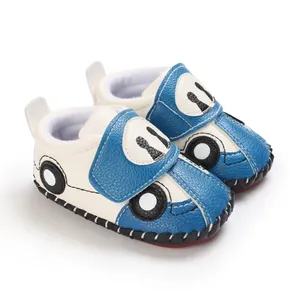 Nahaufnahme von Cartoon-Auto-Babyschuhen mit weichen Sohlen und blauem Lederdetail