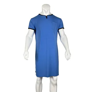 Détail d'une longue chemise de nuit bleue respirante pour homme avec bordure noire