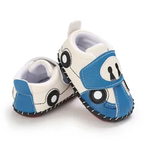 Detailansicht der blauen Baby-Lauflernschuhe im Cartoon-Auto-Design