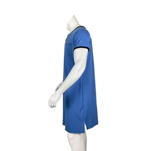 Vue de côté d'une chemise de nuit longue bleue pour homme sur mannequin blanc, détail.