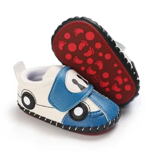 Baby-Lauflernschuhe im Cartoon-Auto-Design mit weicher rutschfester Sohle, blau-weiß.