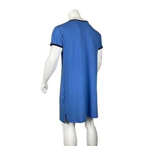 Vue arrière d'une longue chemise de nuit bleue pour homme avec bordure noire respirante.