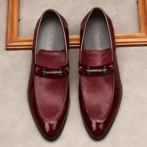 Elegante bordeauxrote Herrenschuhe aus Leder mit Ponyhaar-Struktur und Metallschnalle